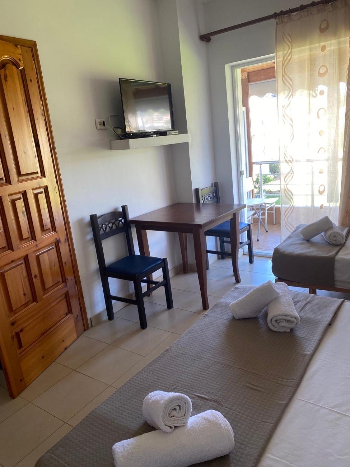 Ilias Family Rooms Himare Exteriör bild