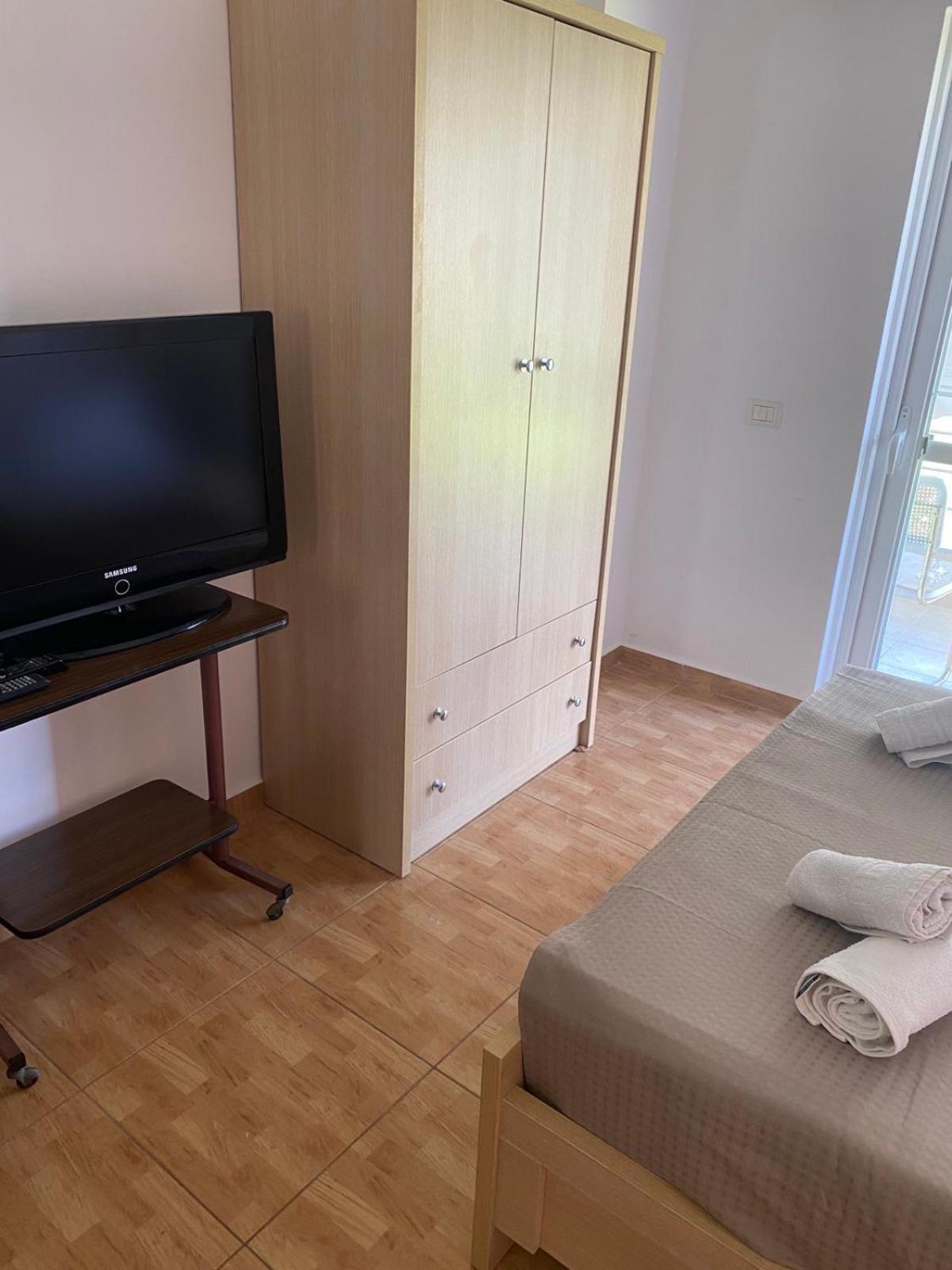 Ilias Family Rooms Himare Exteriör bild